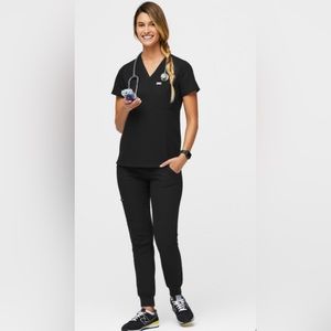 Figs scrub set black jogger and top size small